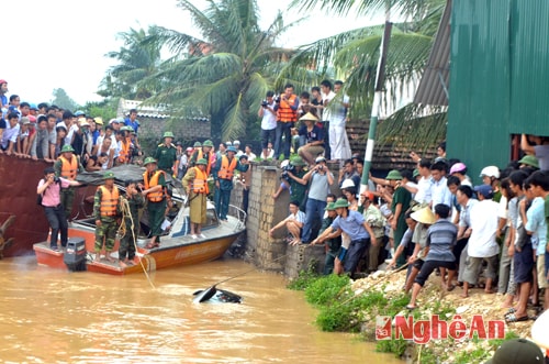 l Phóng viên tác nghiệp trong vụ xe bị cuốn trôi  tại vùng lũ lụt Hoàng Mai. Ảnh: Đức Chuyên