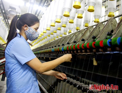 Dây chuyền sản xuất  tại Công ty CP dệt may Hoàng Thị Loan.  Ảnh: Phan Văn Toàn