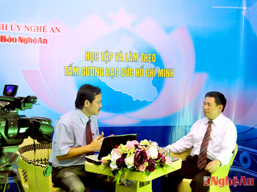 l Đồng chí Hồ Đức Phớc - Bí thư Tỉnh ủy trao đổi với Báo Nghệ An về việc thực hiện Chỉ thị 03 của Bộ Chính trị (ảnh lớn).