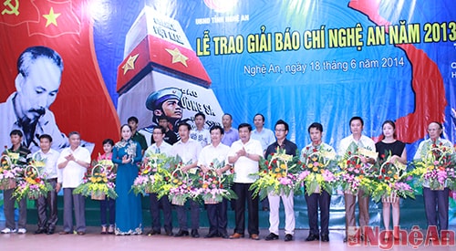 Lãnh đạo tỉnh chúc mừng các cơ quan báo chí Trung ương và địa phương.