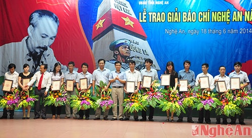 Các tác giả đạt giải Ba, giải Báo chí Nghệ An 2013.