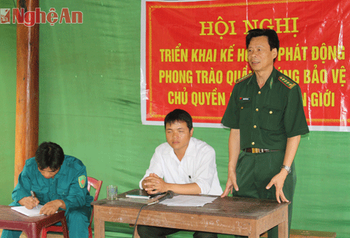 Đại tá Nguyễn Việt Hà- Phó chính ủy Bộ đội Biên phòng Nghệ An nói chuyện với đồng bào bản Na Lịt- Tri Lễ- Quế Phong