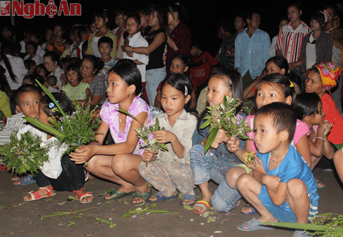 Các em nhỏ chuẩn bị những cánh hoa rừng tặng đoàn văn nghệ của BĐBP tỉnh