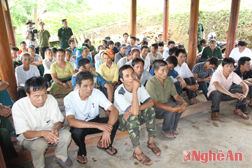 Dân bản Na Lịt tham gia họp về nôi dung phòng chống ma tuy