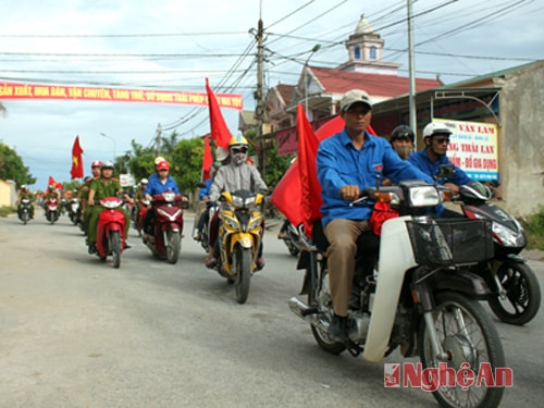 Đại diện các cơ quan, ban ngành diễu hành trên các trục đường chính của huyện.