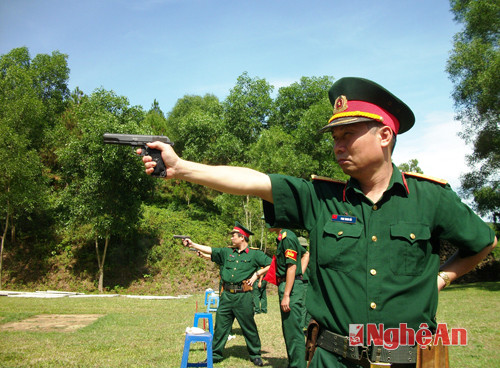 Các thi sinh tham gia thi nội dung bắn súng K54 đối với sĩ quan