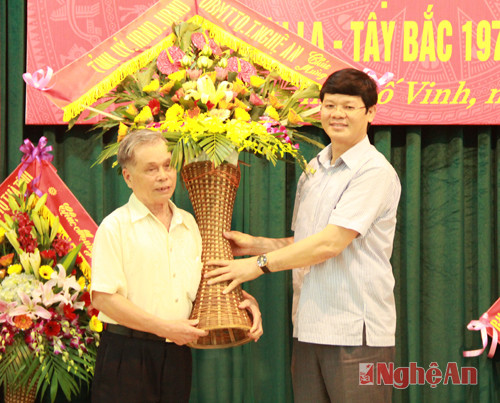 Đồng chí Lê Xuân Đại tặng hoa chúc mừng các cựu cán bộ tăng cường.
