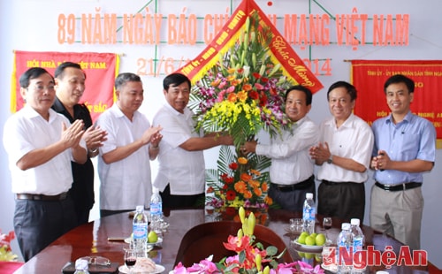Đồng chí Nguyễn Xuân Đường và các đại biểu chúc mừng Hội Nhà báo Nghệ An