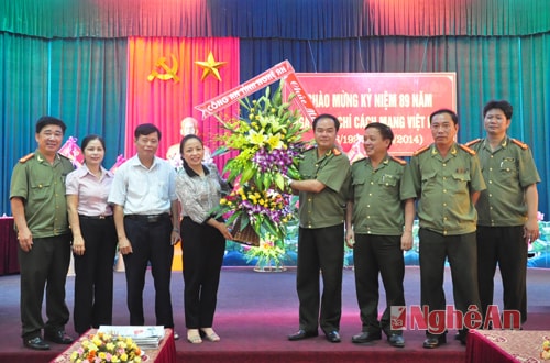 Đại diện Công an tỉnh tặng hoa chúc mừng Báo Nghệ An.
