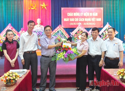 Trường CĐ Sư phạm Nghệ An tặng hoa chúc mừng.