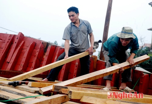 l Ngư dân Diễn Ngọc đầu tư đóng tàu mới vươn khơi.
