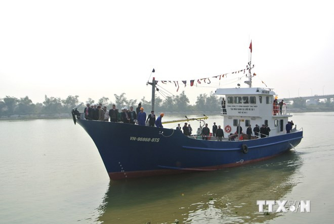 Tàu mẫu đánh cá vỏ thép lưới rê số 1 thiết kế V011 được bàn giao cho ngư dân huyện Hải Hậu (Nam Định). (Ảnh: Hiền Hạnh/TTXVN)
