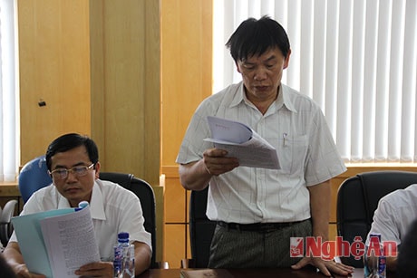 Lãnh đạo Chi cục thuế huyện Nghĩa Đàn báo cáo kết quả thực hiện với đoàn kiểm tra