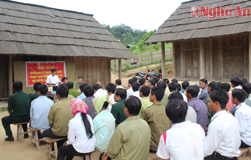 Tổ chức họp dân bản tuyên truyền phòng chống ma túy, ký cam kết không buôn bán, tàng trữ, sử dụng ma túy (chụp tại bản Mường Lống- Tri  Lễ)