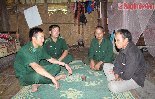 Cán bộ, chiến sỹ Đồn biên phòng Tri Lễ thường xuyên xuống các bản làng vận động đồng bào phòng chống ma túy và các tệ nạn xã hội