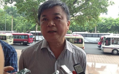 Đại biểu Trương Trọng Nghĩa trao đổi với báo chí bên hành lang Quốc hội, sáng 19/6