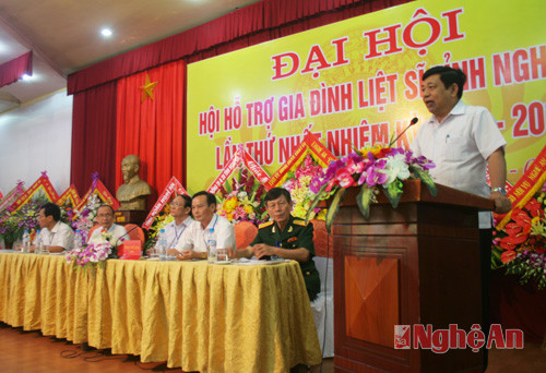 Đồng chí Nguyễn Xuân Đường - Chủ tịch UBND tỉnh Nghệ An phát biểu chúc mừng đại hội.