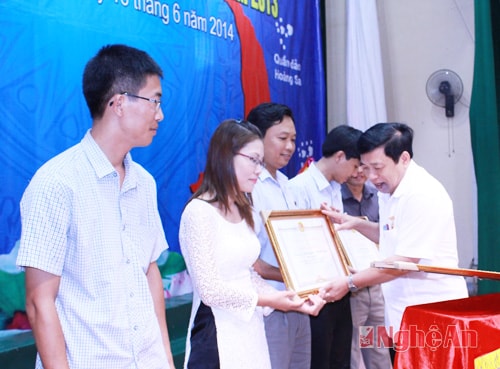 Chủ tịch UBND tỉnh tặng Bằng khen cho các tác giả đạt Giải Báo chí Quốc gia. 