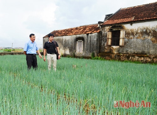 Nhà báo Duy Hương (bên phải) trong lần đi cơ sở tại Nghệ An.