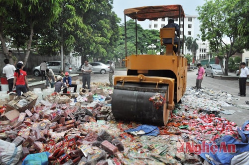 Tiêu hủy hàng nhập lậu, hàng giả, hàng nhái kém chất lượng.