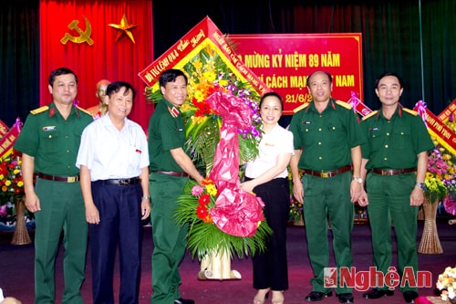 Thiếu tướng Trần Tiến Dũng, Phó Chính ủy Quân khu 4 và các cơ quan của Quân khu tặng hoa chúc mừng Báo Nghệ An.                 