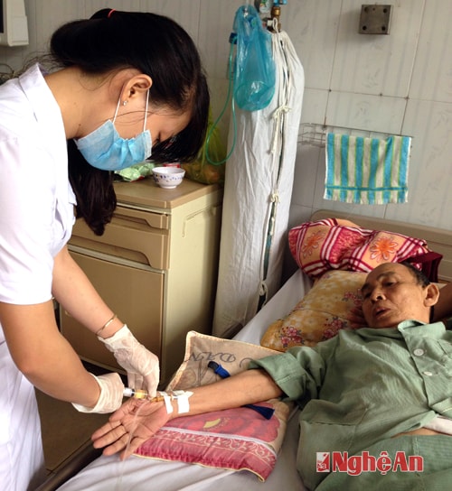 Chăm sóc bệnh nhân tại bệnh viện ung bướu Nghệ An.
