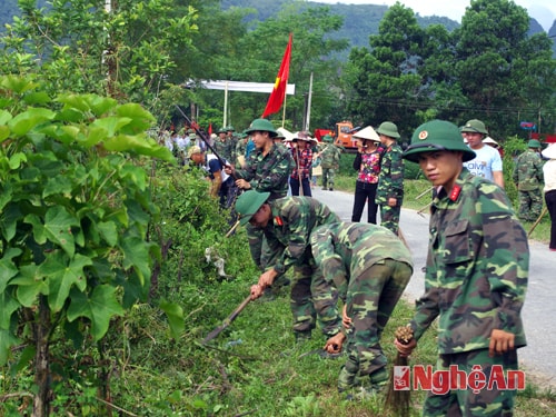 Cán bộ, chiến sỹ Trung đoàn 335 cùng với bà con nhân dân trên địa bàn huyện tổ chức phát quang, khơi thông công rãnh đường giao thông nông thôn tại xóm 5, xã Hoa Sơn (Anh Sơn).