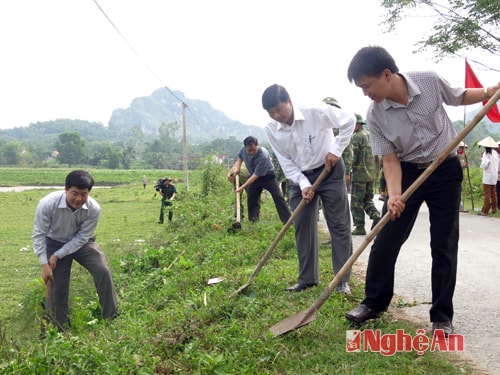 Đồng chí Lê Hồng Vinh, Bí thư Huyện uỷ tham gia vệ sinh, đào đắp đường cùng bà con nhân dân xã Hoa Sơn