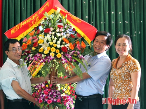 Lãnh đạo huyện tặng hoa chúc mừng Đài.