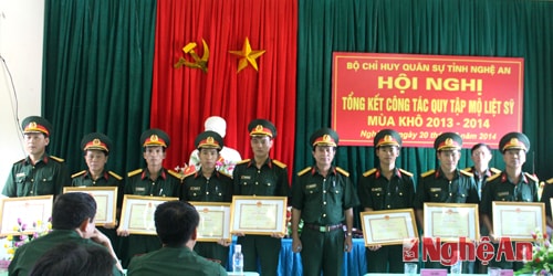 Đại tá lương Hồng Phong, Chính ủy Bộ CHQS tỉnh trao giấy khen cho các cá nhân đã có thành tích xuất sắc trong thực hiện nhiệm vụ.