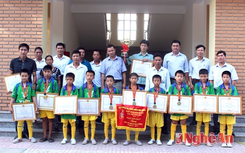 Tập thể đội vô địch Nhi đồng Cúp báo Nghệ An lần thứ 18