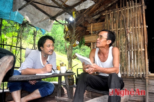 Phóng viên Đình Sâm phỏng vấn Nghệ nhân dân gian Vi Văn Thơ  ở bản Quệ, xã Châu Đình, Quỳ Hợp.