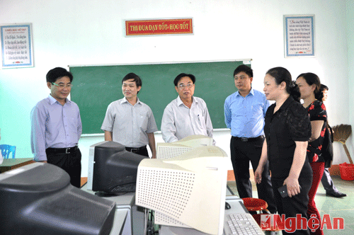 Đoàn giám sát HĐND tỉnh kiểm tra phòng vi tính Trường THCS Nghĩa Hoàn (Tân Kỳ).