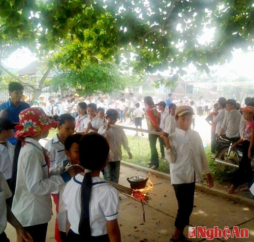 Các em nhỏ  xã Phúc Sơn (Anh Sơn) tham gia các trò chơi dân gian.