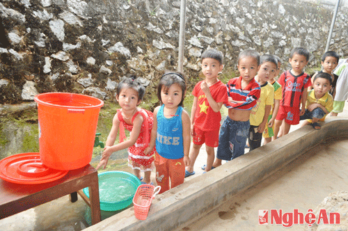 Trường Mầm non Nghĩa Lợi được công nhận đạt chuẩn quốc gia năm 2007, nay vẫn thiếu hệ thống nước rửa tay cho các cháu