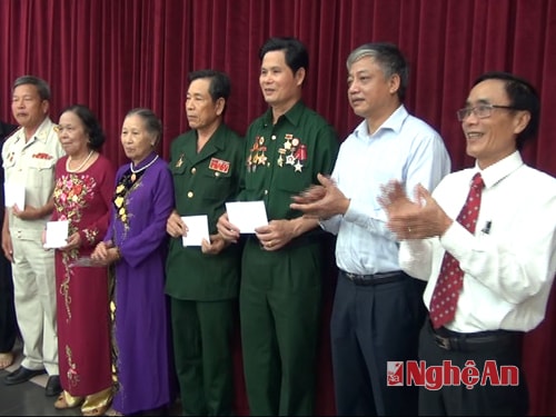 Bộ LĐTB&XH trao quà cho các đại biểu.