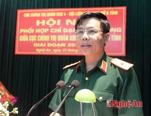Thiếu tướng Trần Tiến Dũng, Phó Chính ủy Quân khu 4 phát biểu tại hội nghị.