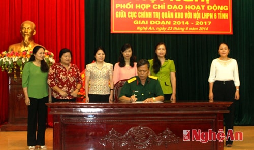 Thủ trưởng Cục chính trị Quân khu 4 và Hội LHPN 6 tỉnh trên địa bàn kí kết chương trình hành động giai đoạn 2014-2017.