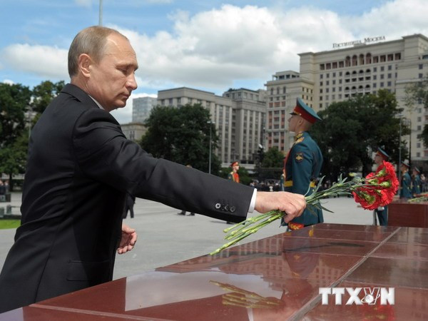 Tổng thống Nga Vladimir Putin đặt hoa tưởng niệm tại mộ các chiến sỹ vô danh ở thủ đô Moskva. (Nguồn: AFP/TTXVN)