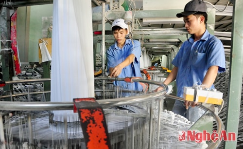Công nhân nhà máy Tân Khánh An sản xuất sợi bao bì