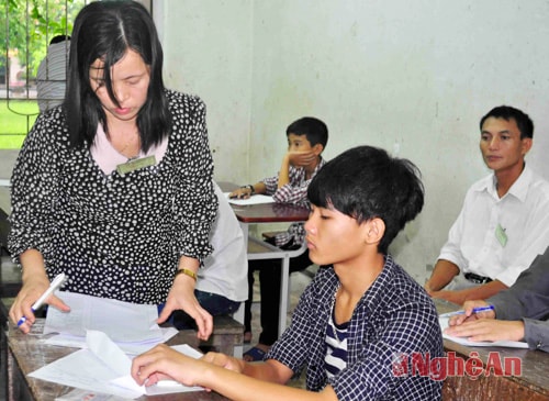 Làm thủ tục cho thí sinh tại Trường THPT Diễn Châu 3.