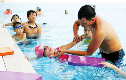 Dạy trẻ tập bơi là một trong những biện pháp hữu hiệu nhằm phòng tránh tai nạn đuối nước. Ảnh: Sơn Hà