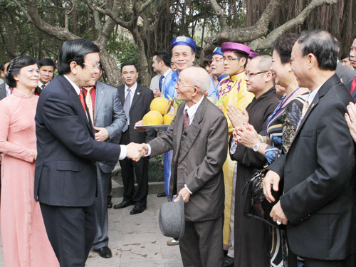 Chủ tịch nước Trương Tấn Sang gặp gỡ kiều bào trong chương trình Xuân quê hương năm 2013. Ảnh: TTXVN