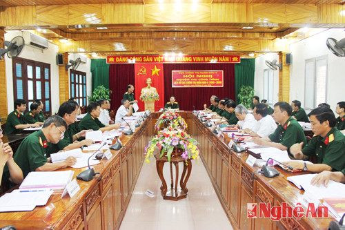 Trung tướng Võ Văn Việt, Bí thư Đảng ủy, Chính ủy Quân khu phát biểu ý kiến tại hội nghị.
