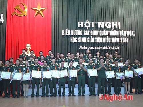 Thiếu tướng Nguyễn Chí Hướng và Đại tá Dương Danh Dũng trao giấy khen, tặng hoa cho các gia đình và các cháu học sinh giỏi.
