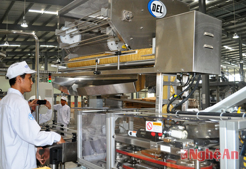 Vận hành dây chuyền sản xuất sữa bột tại Nhà máy sữa Vinamilk.
