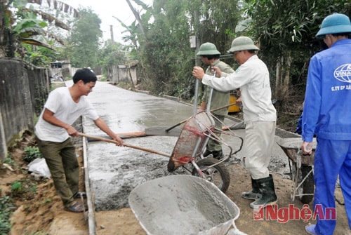 Làm giao thông nông thôn ở Kim Liên (Nam Đàn).