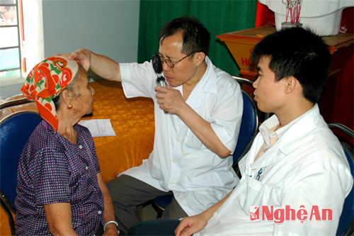 Các y Bác sỹ khám và phát thuốc miễn phí cho người cao tuổi tại xã Châu Thuận.