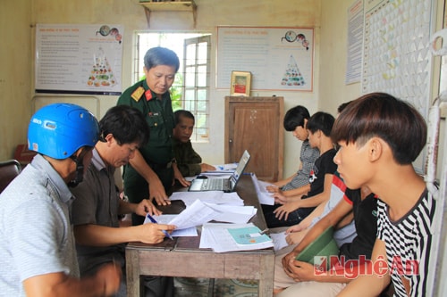 Thanh niên xã Sơn Hải đăng ký tham gia các trung đội dân quân xã.