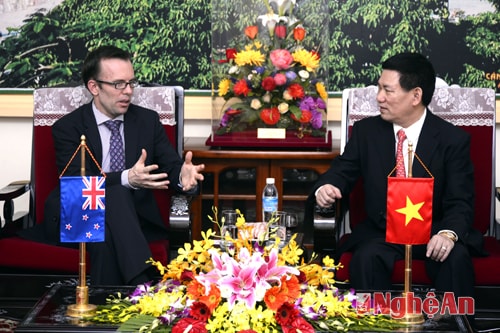 Đại sứ trao đổi thân tình với Bí thư tỉnh ủy